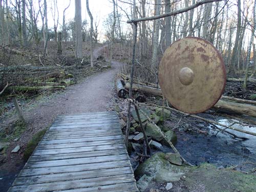 Märkliga saker hängde utmed stigen - mugglarnas värld är mörk och hemsk....!