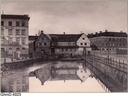 Slusskvarnen uppfördes 1646, ombyggdes vid flera tillfällen men stod kvar ännu 1873 när detta foto togs!