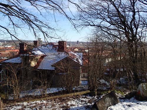 Vy över Brämaregården från cachen med samma namn.