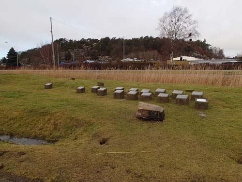 Utmed naturstigen fanns en liten samling stenar som berättade områdets historia.