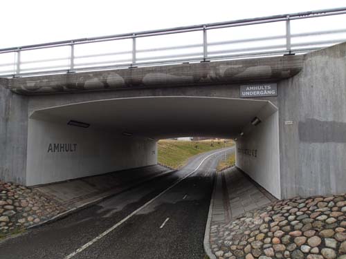 Men vad är det för skylt som sitter ovan mynningen?