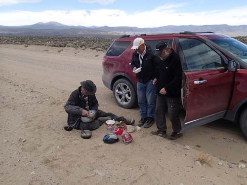Dagens lunch fick ätas i skydd av bilen, vinden var pinande denna dag!