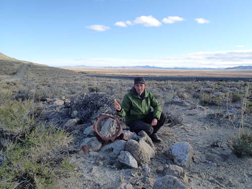 En nöjd Hallén visar upp burken innan den läggs i stenröset som pryds med lite järnskrot - undrar när första svenska geocachare kommer att logga denna? Misstänker att hebb redan beställt flygbiljett...