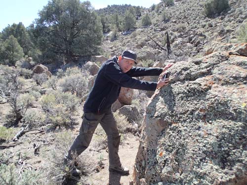 Det är tungt arbete att logga Earth Cacher.