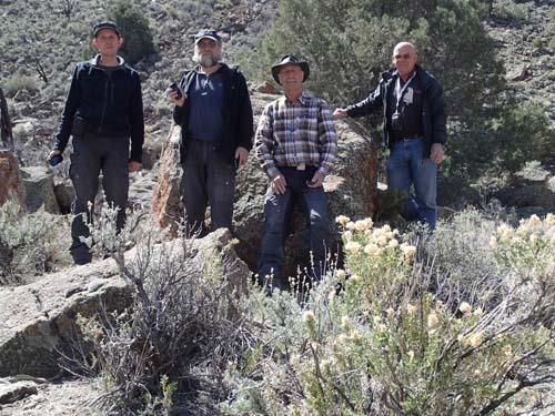 Top 4 Sweden / Fyra gubbar vid en stor sten.