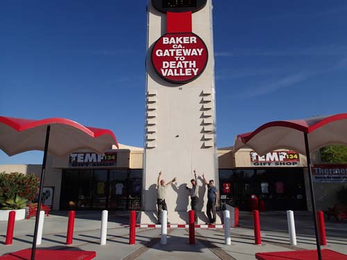 Tre gubbar vid en jättelik termometer - vad gör dom?