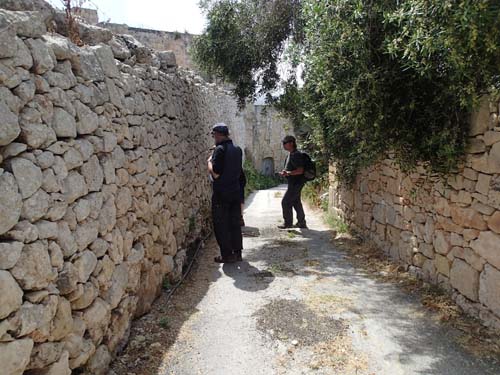 Stenmurar var populära att gömma cacher i!