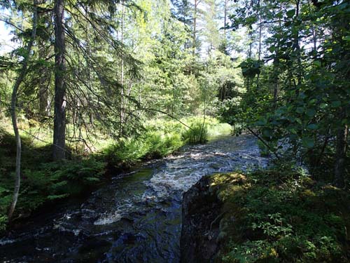 Är det en å eller en bäck, strunt samma, det fanns en cache.