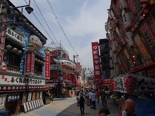 Nära fredagens lunchställe, ser du blåfisken som svävar över gatan...?