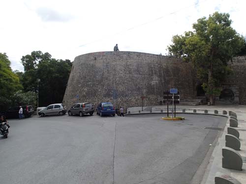 Stora försvarsanläggningar.