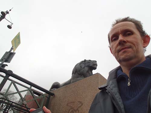 Hallén och ett lejon (Aslan?)