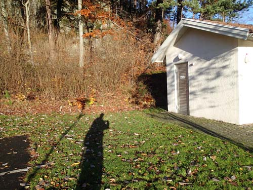 Hallén kastar sin skugga över trakten...