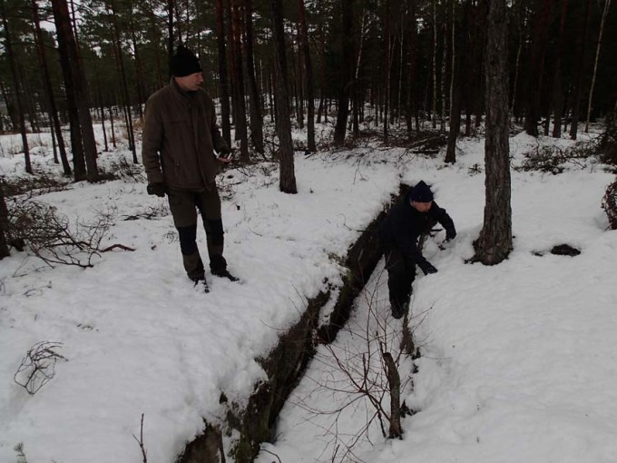 TMR68 undersöker om det finns vatten i källan....!