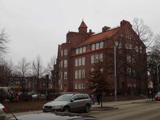 Tegelhus var ett tema för en cacheserie - vid denna tegelskola hittade en liten burk.