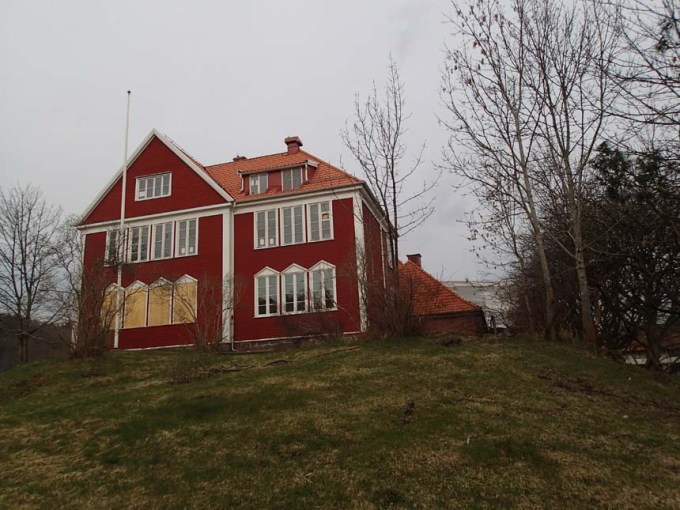 Den äldre skolbyggnaden - något mer tilltalande.