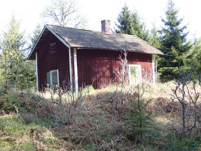 En av få byggnader inom området.