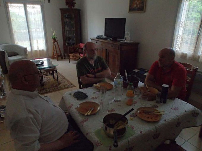 Mystiska typer kring ett bord!