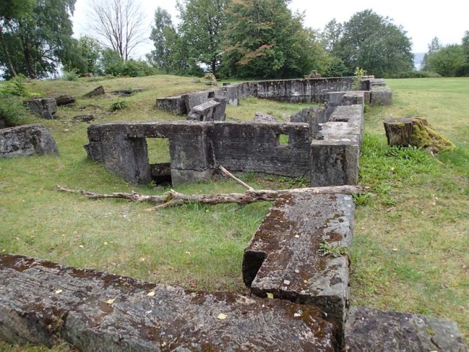 Rester av en sommarstuga.