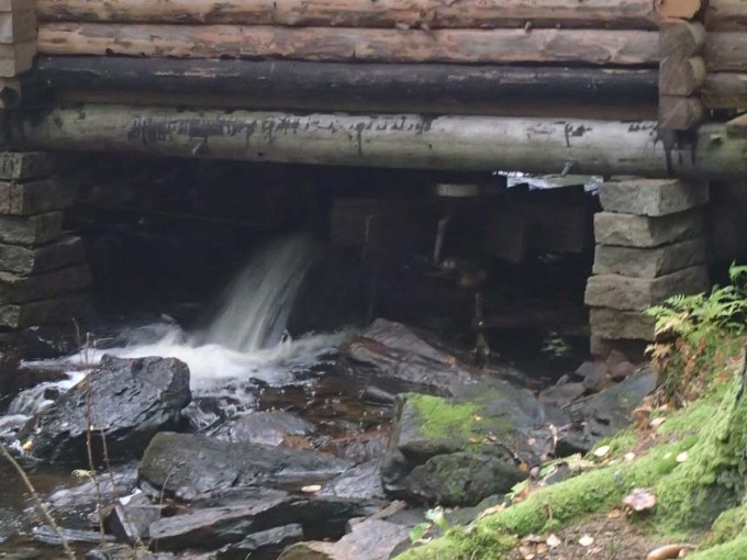 Här ser man skvaltans liggande vattenhjul som drev kvarnstenarna direkt utan någon växlingsmekanik.