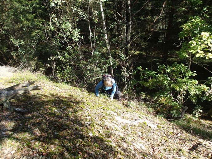 Jsson klättrar upp för "berget".