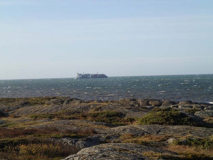 En båt kommer lastad - med burkar?