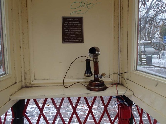 Här kunde man både lyfta luren och slå in sitt mobil nummer, därefter gick det att logga via det SMS som anlände - trevlig lab-cache!